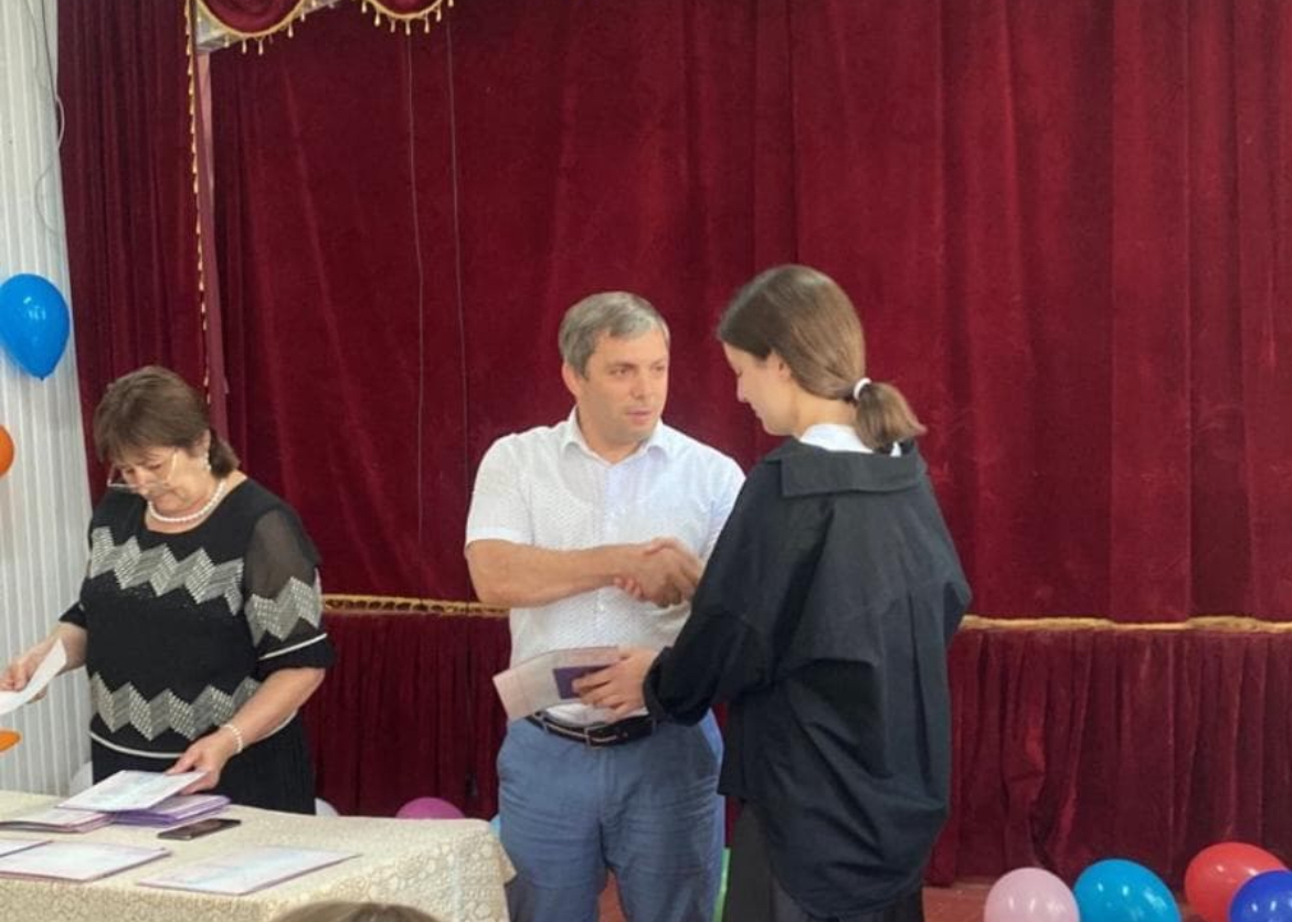 Торжественное вручение аттестатов выпускникам девятых и одиннадцатых классов прошло сегодня в нашей школе.